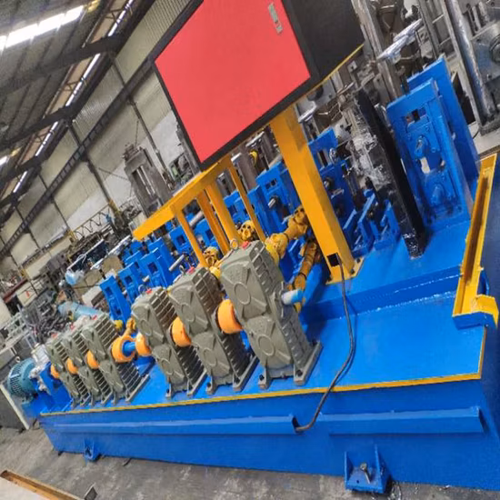 Rohrform- und Schweißmaschine zur Herstellung von Rundrohren. Maschine zur Herstellung von Stahlrohren